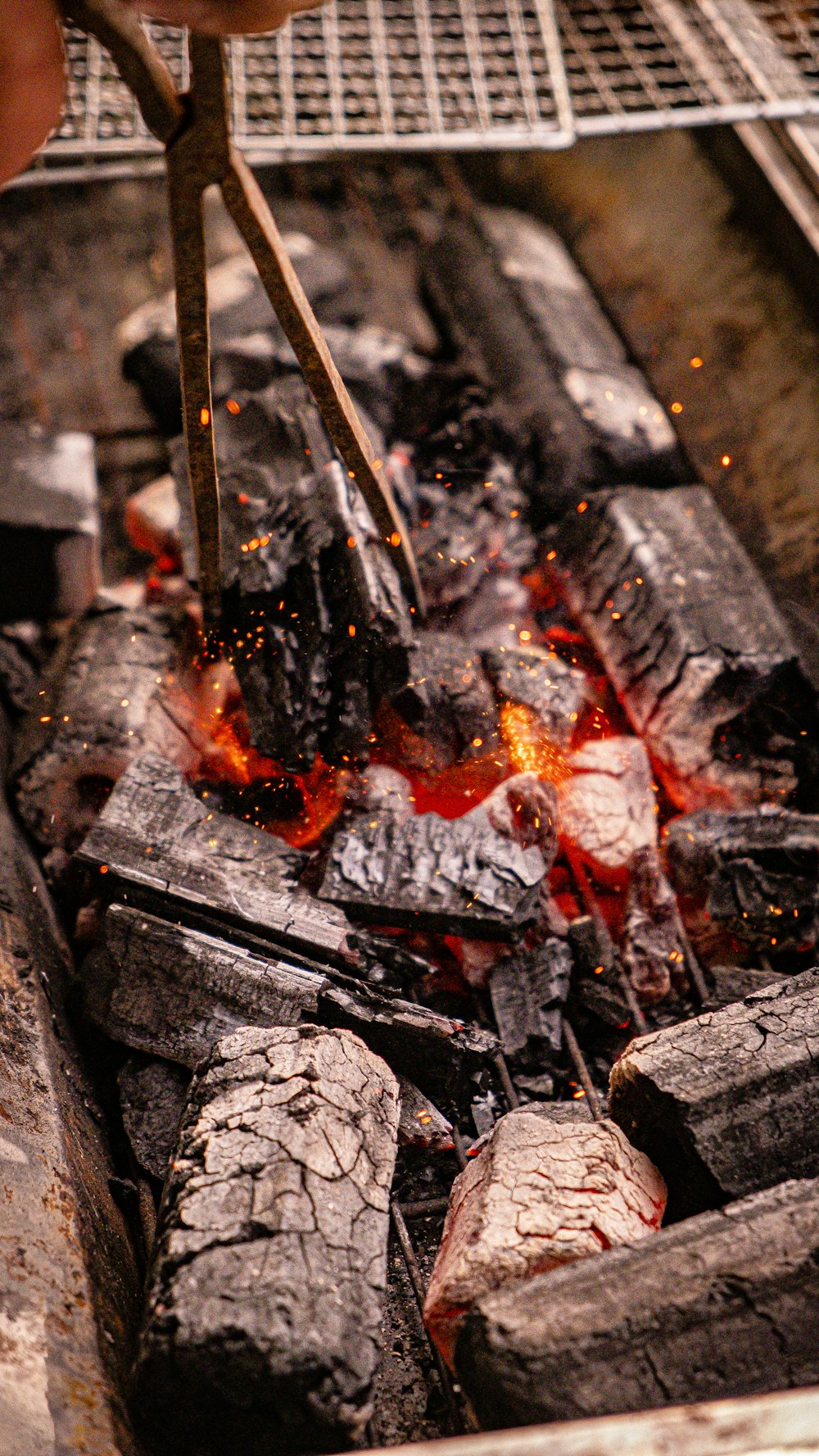 焚き火台で薪を燃やす