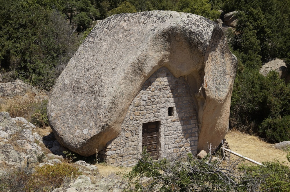 casa de pedra marrom e cinza