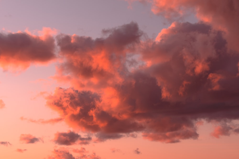 nuages blancs et ciel bleu pendant la journée