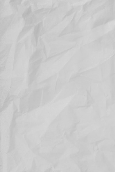 Notizbuch und Stift neben Produktmustern auf einem Arbeitstisch