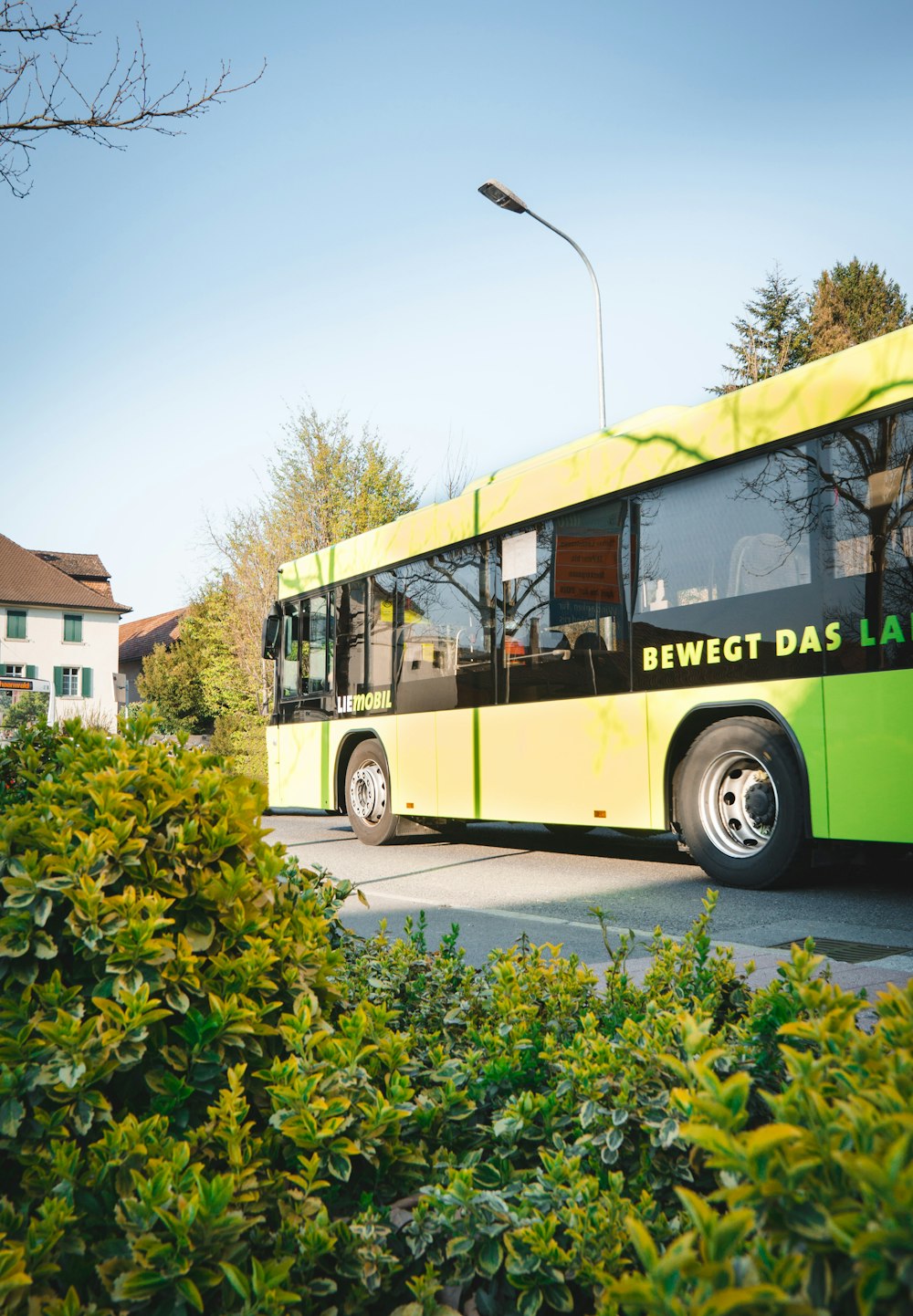 gelber und schwarzer Bus tagsüber unterwegs