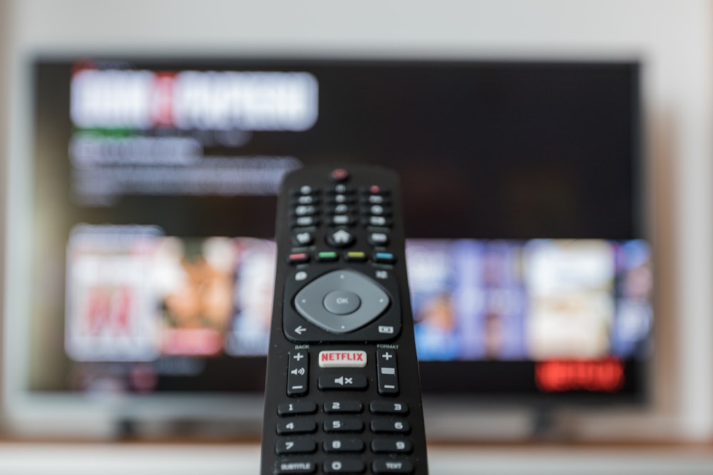 Télécommande noire sur table en bois marron