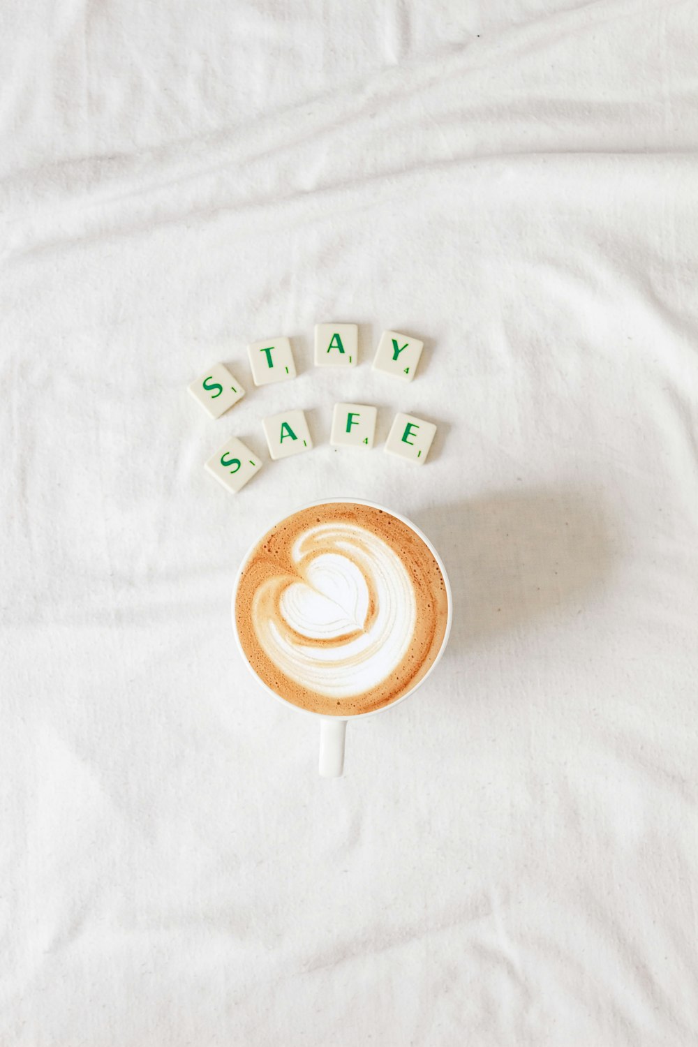 Mug en céramique blanc et marron sur textile blanc