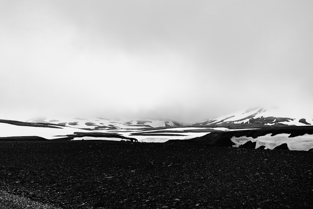 Foto en escala de grises de cadenas montañosas