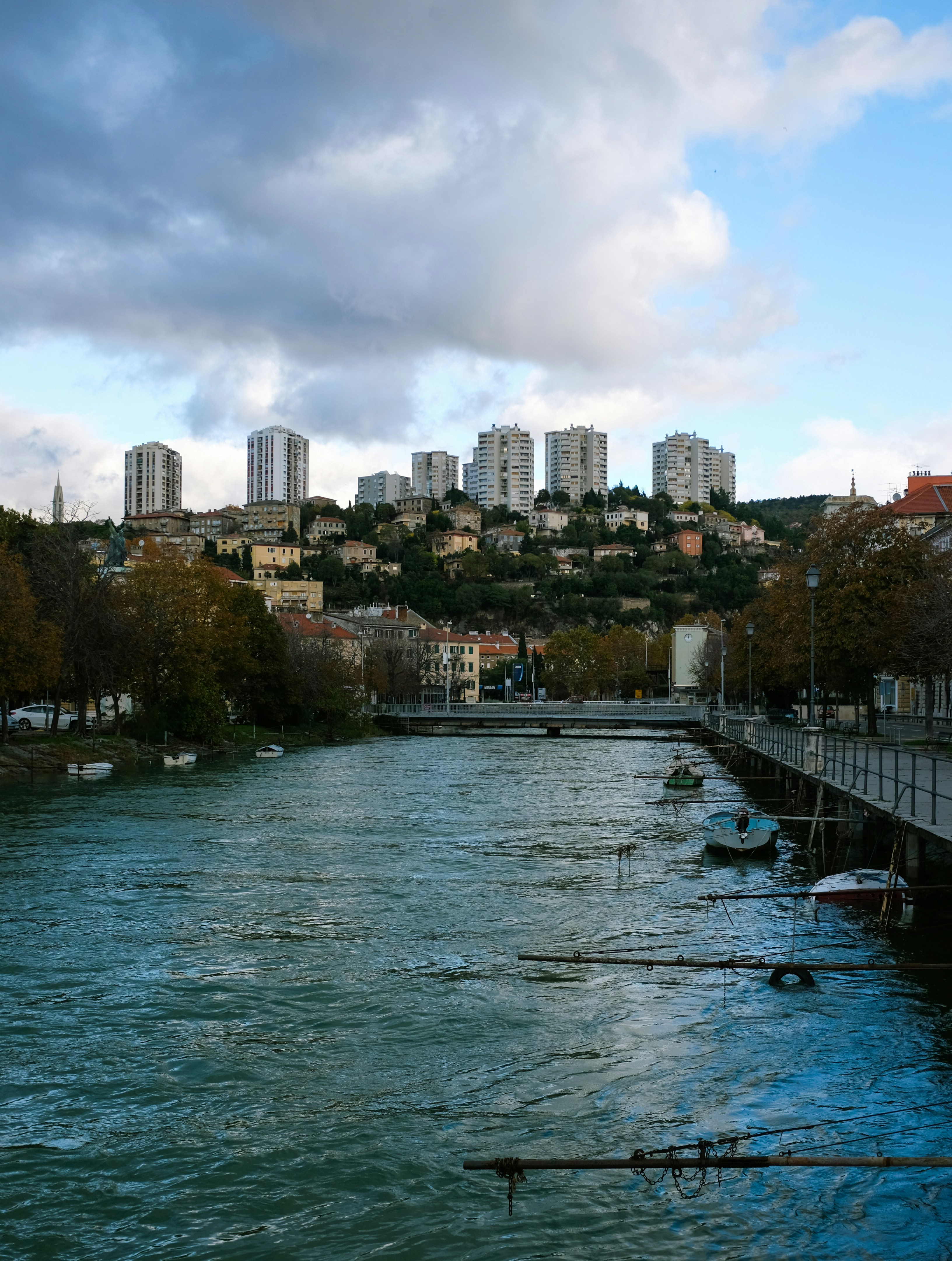 Gewässer in der Nähe von Stadtgebäuden tagsüber