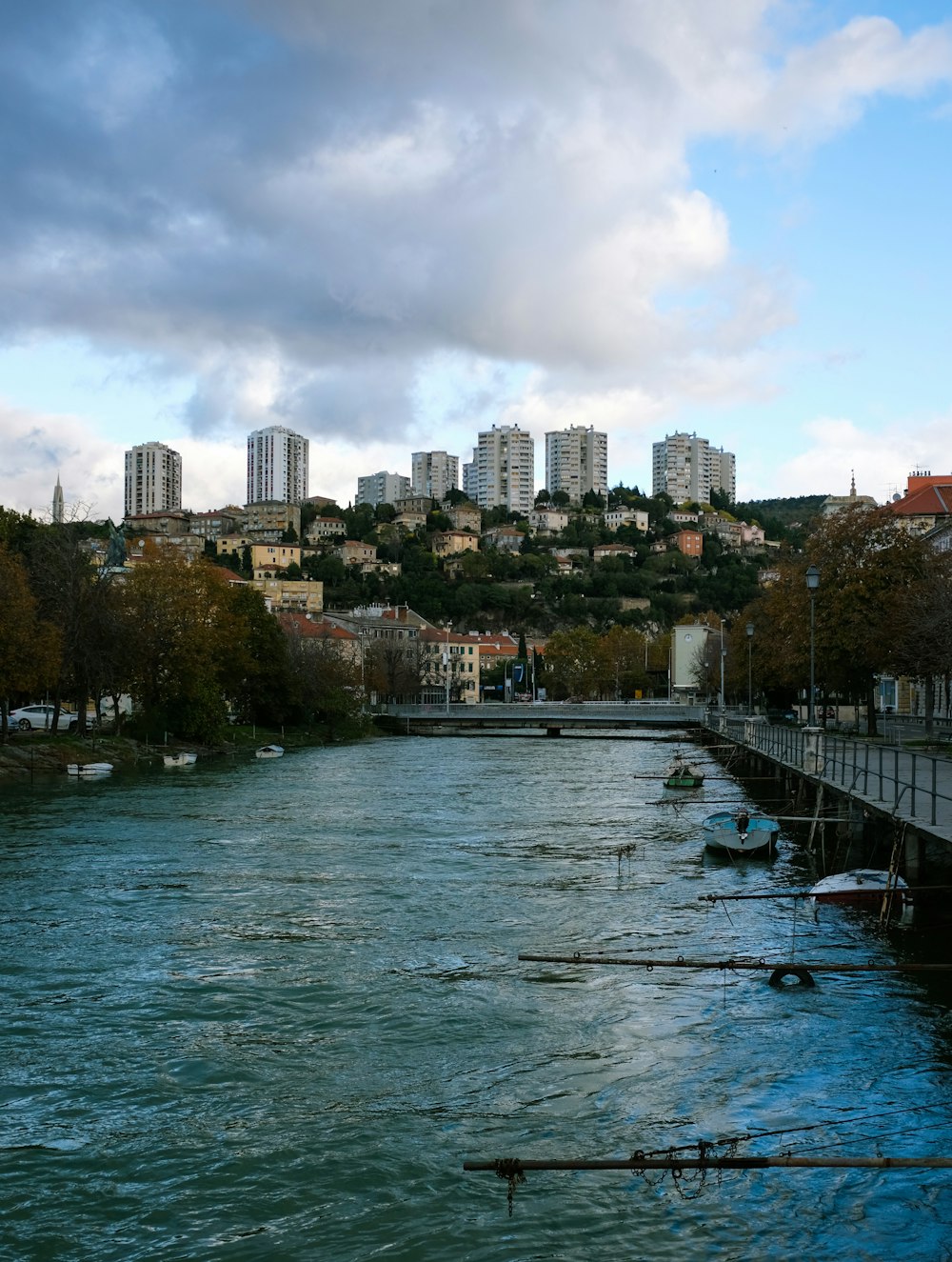 Plan d’eau près des bâtiments de la ville pendant la journée