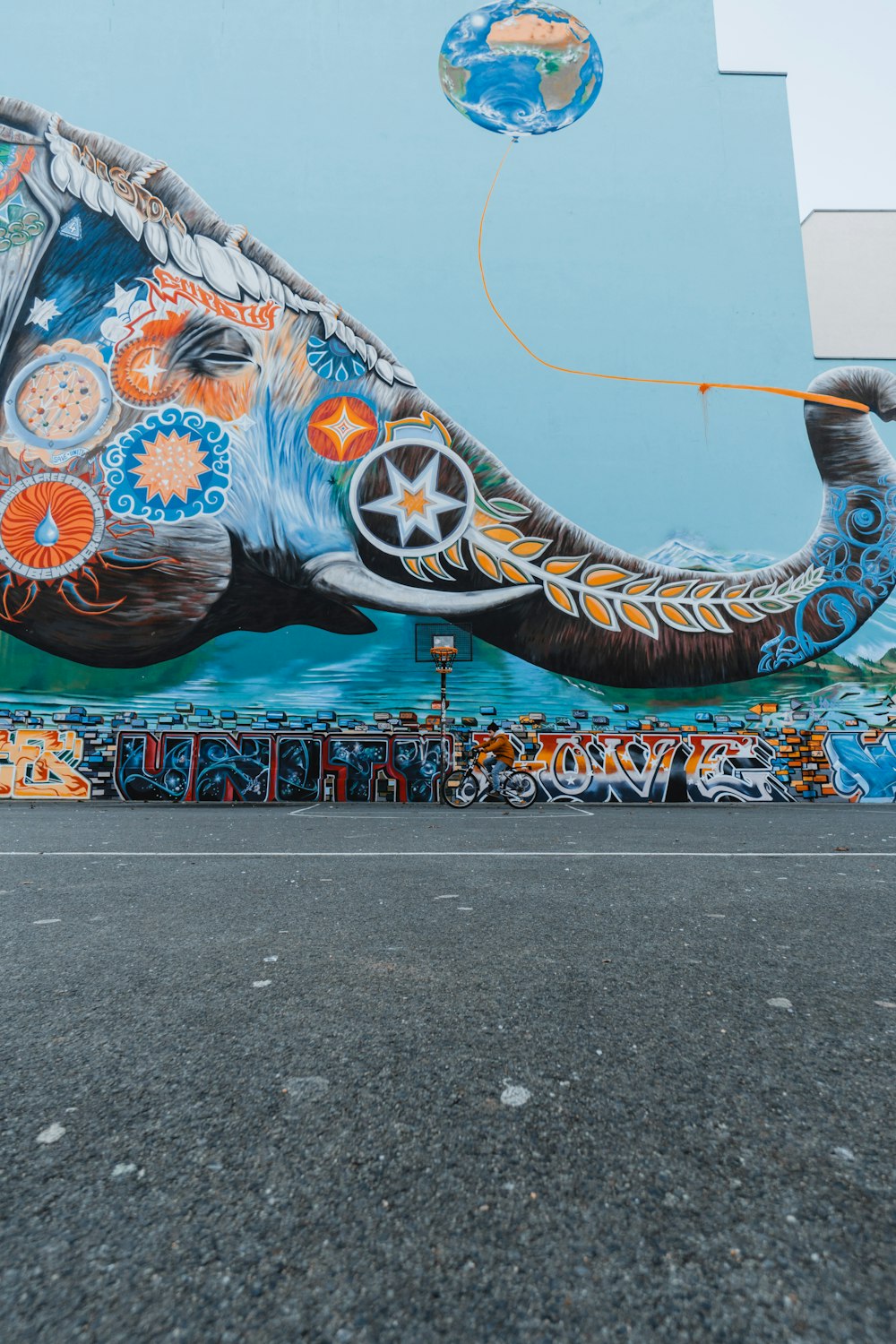arte de grafite de elefante azul e marrom