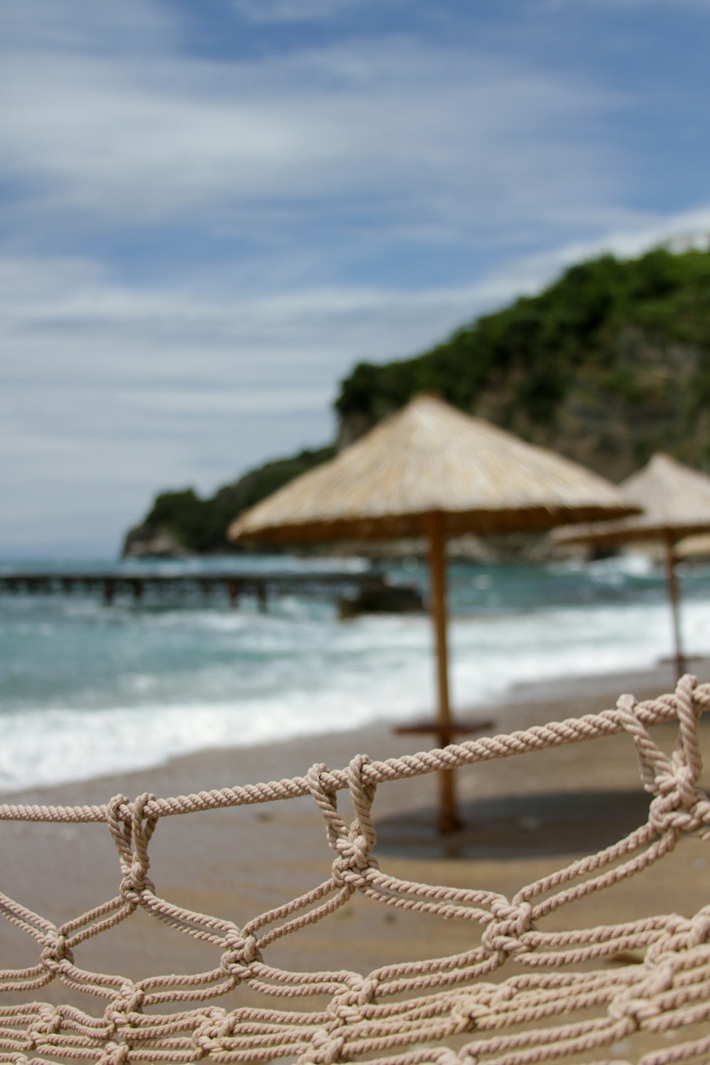 parasols en bois marron sur la plage pendant la journée