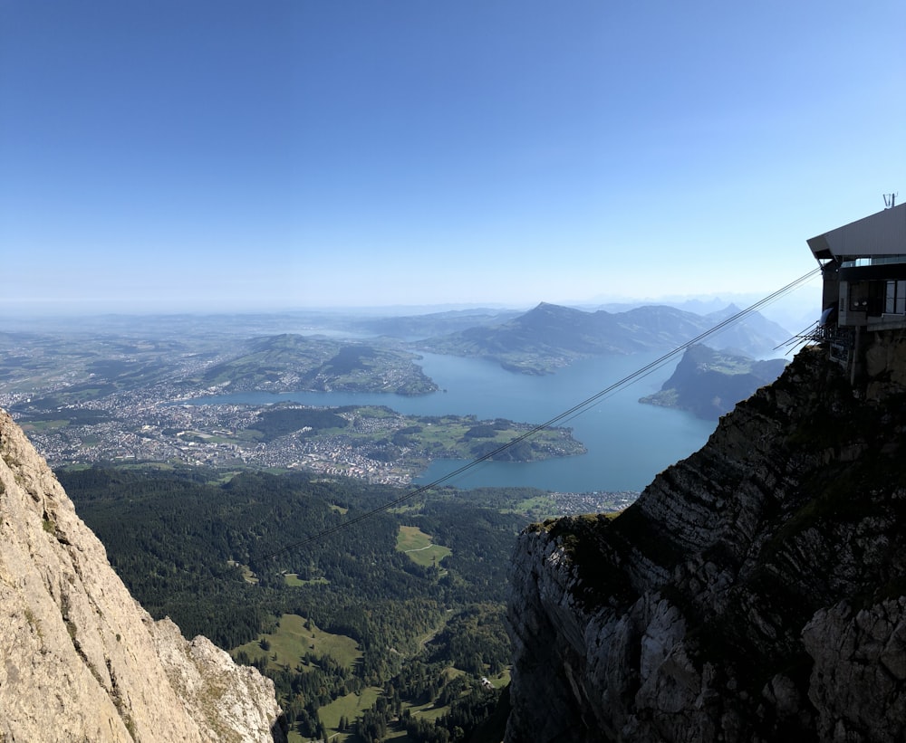 Brauner Rocky Mountain tagsüber unter blauem Himmel