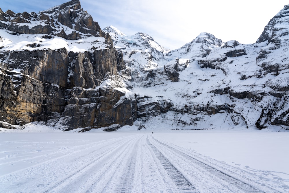 montagne enneigée pendant la journée