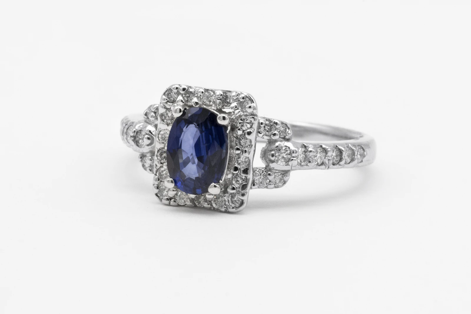 Yellow sapphire, round brilliant cut — detail view 2