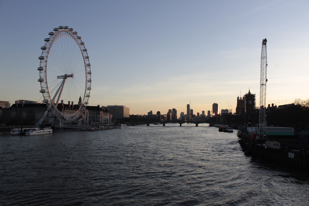 Riesenrad in der Nähe von Gewässern tagsüber