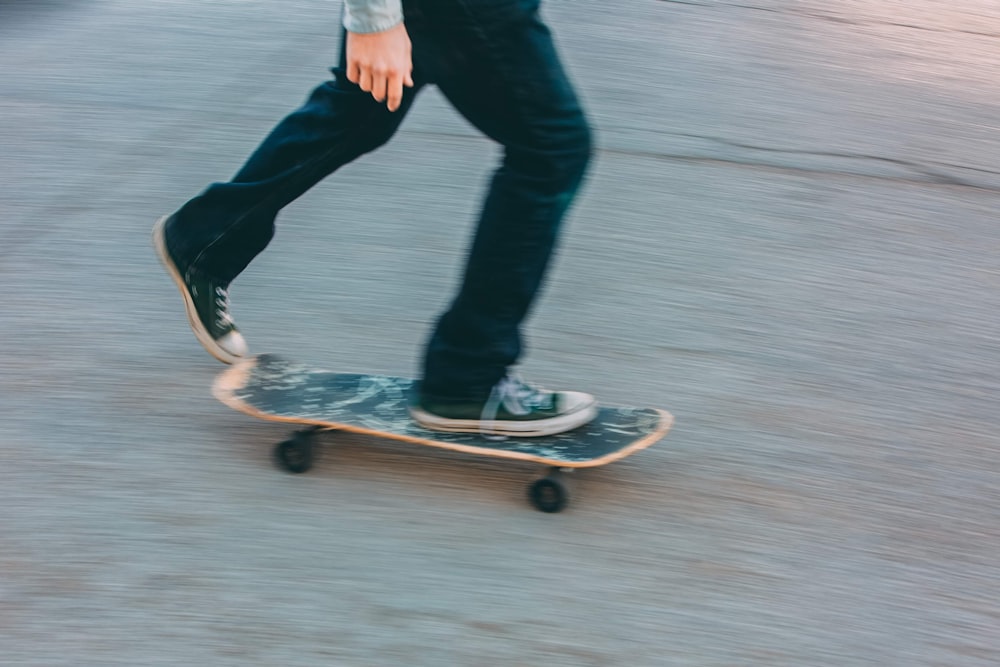 Person in schwarzer Hose fährt Skateboard