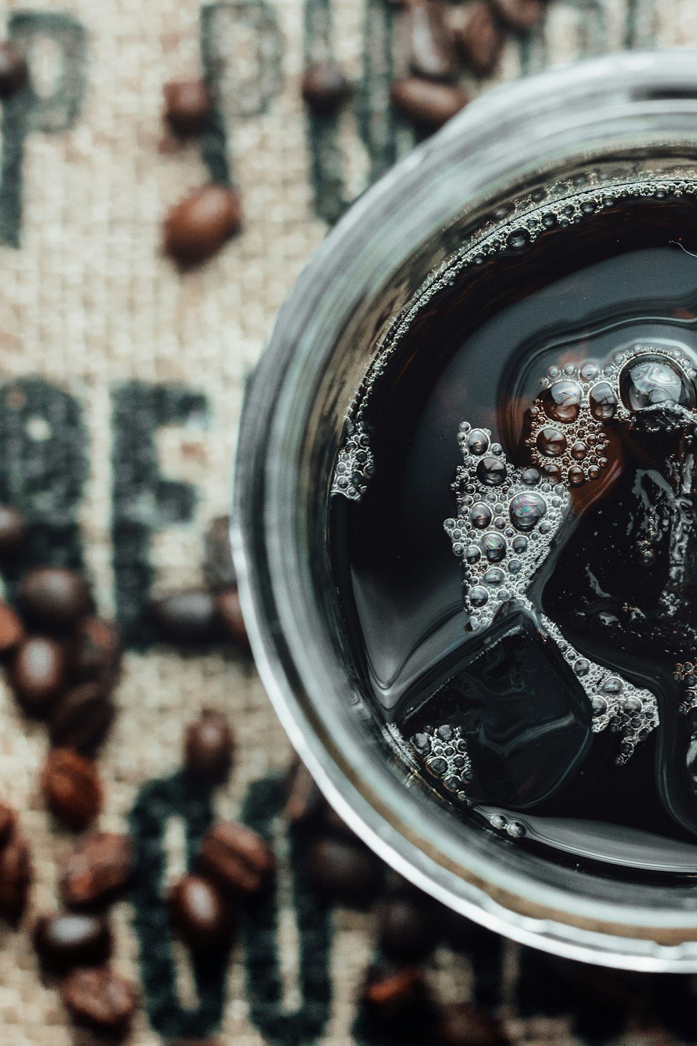 liquide noir dans un bocal en verre transparent