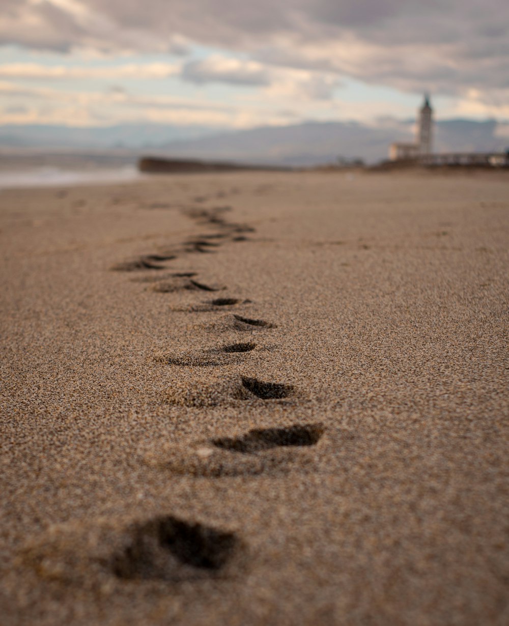 sable brun avec empreintes de pieds