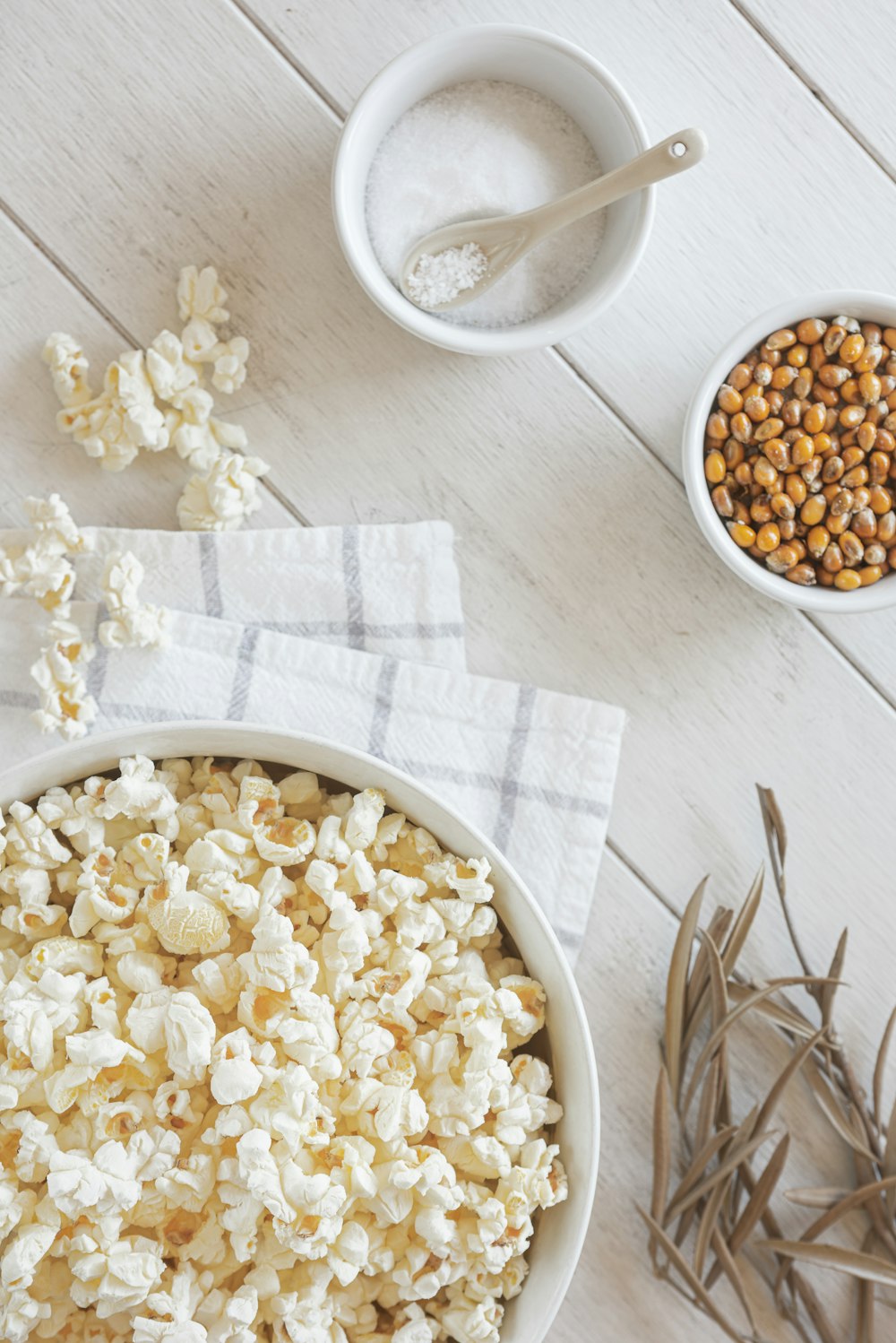 cacahuètes brunes sur bol en céramique blanche