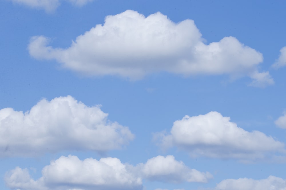 nuvens brancas e céu azul durante o dia