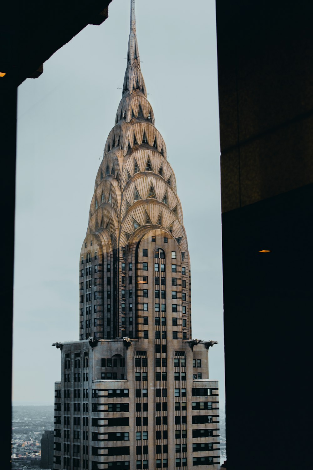 Edificio de hormigón marrón durante el día