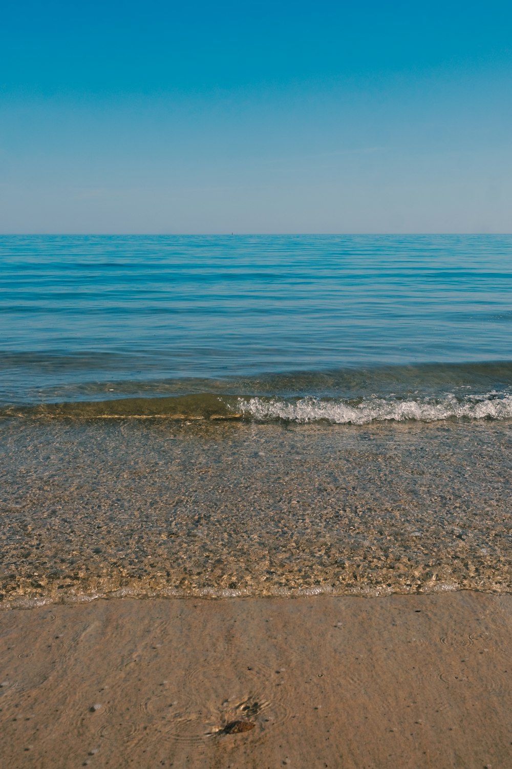 sea waves crashing on shore during daytime