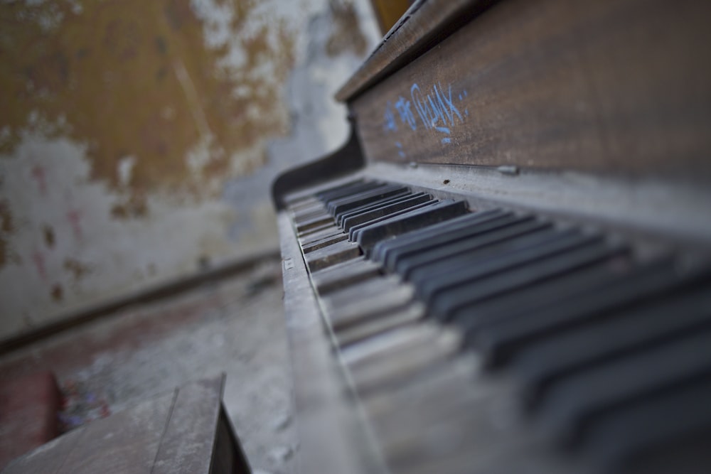 pianoforte verticale in legno marrone in fotografia ravvicinata