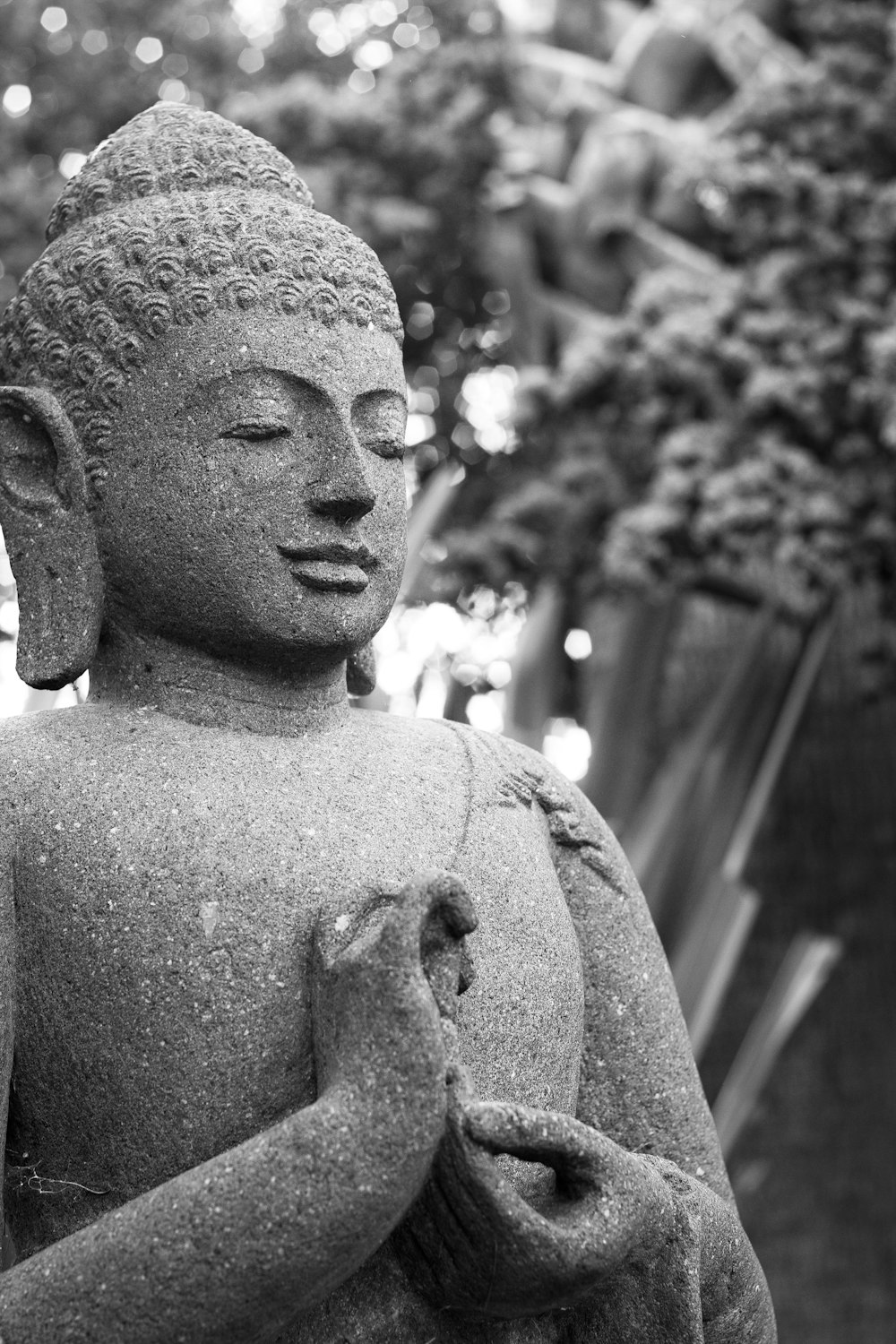Foto en escala de grises de la estatua de Buda