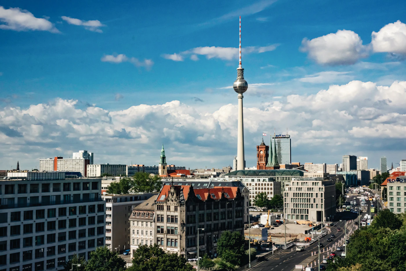 Helle Gebäudefassade unter blauem Himmel in Berlin