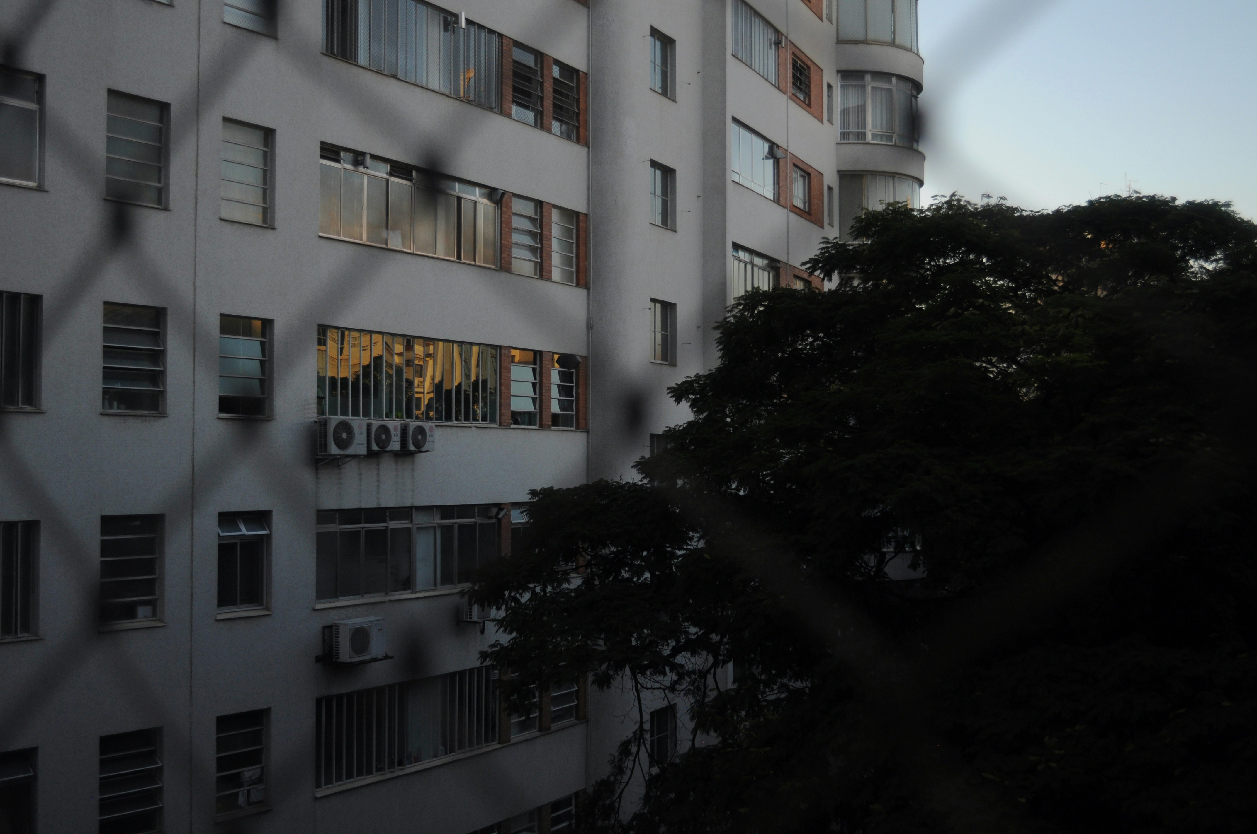 Weißbetongebäude tagsüber