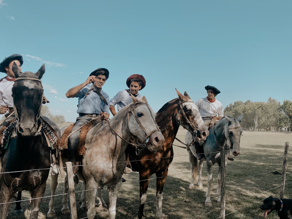 pessoas andando a cavalo no campo de grama verde durante o dia