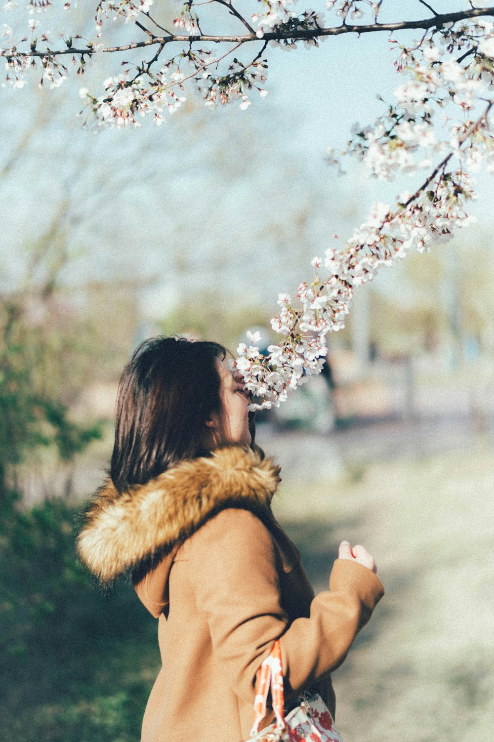 Mujer en sujetador negro sosteniendo flores blancas