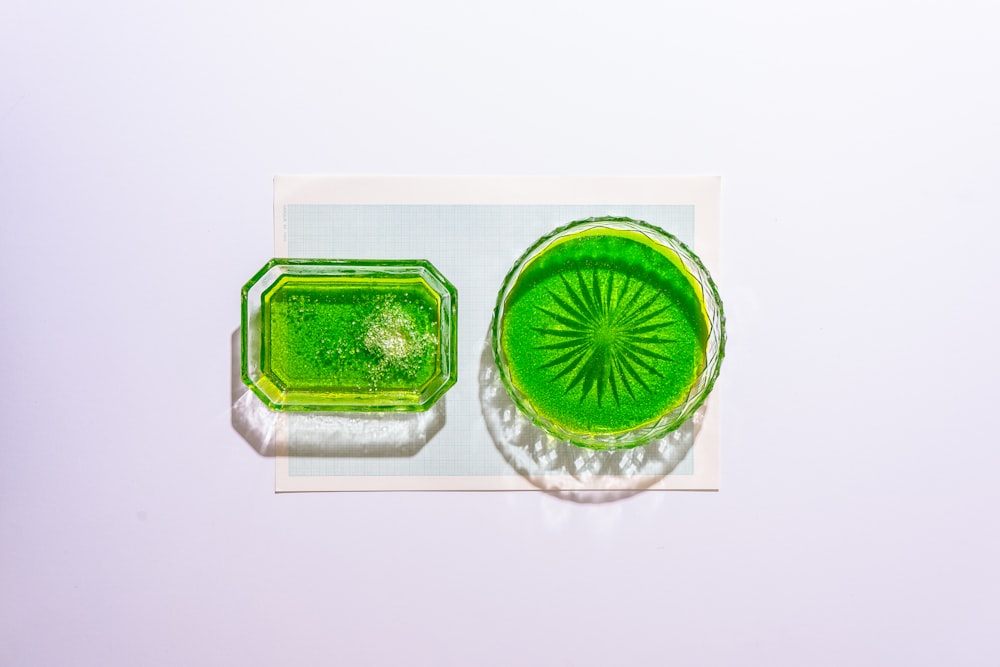 Recipiente de plástico verde y blanco