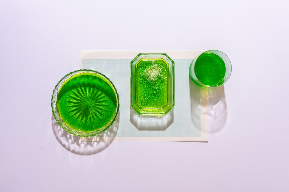 grüner und klarer Glasbehälter