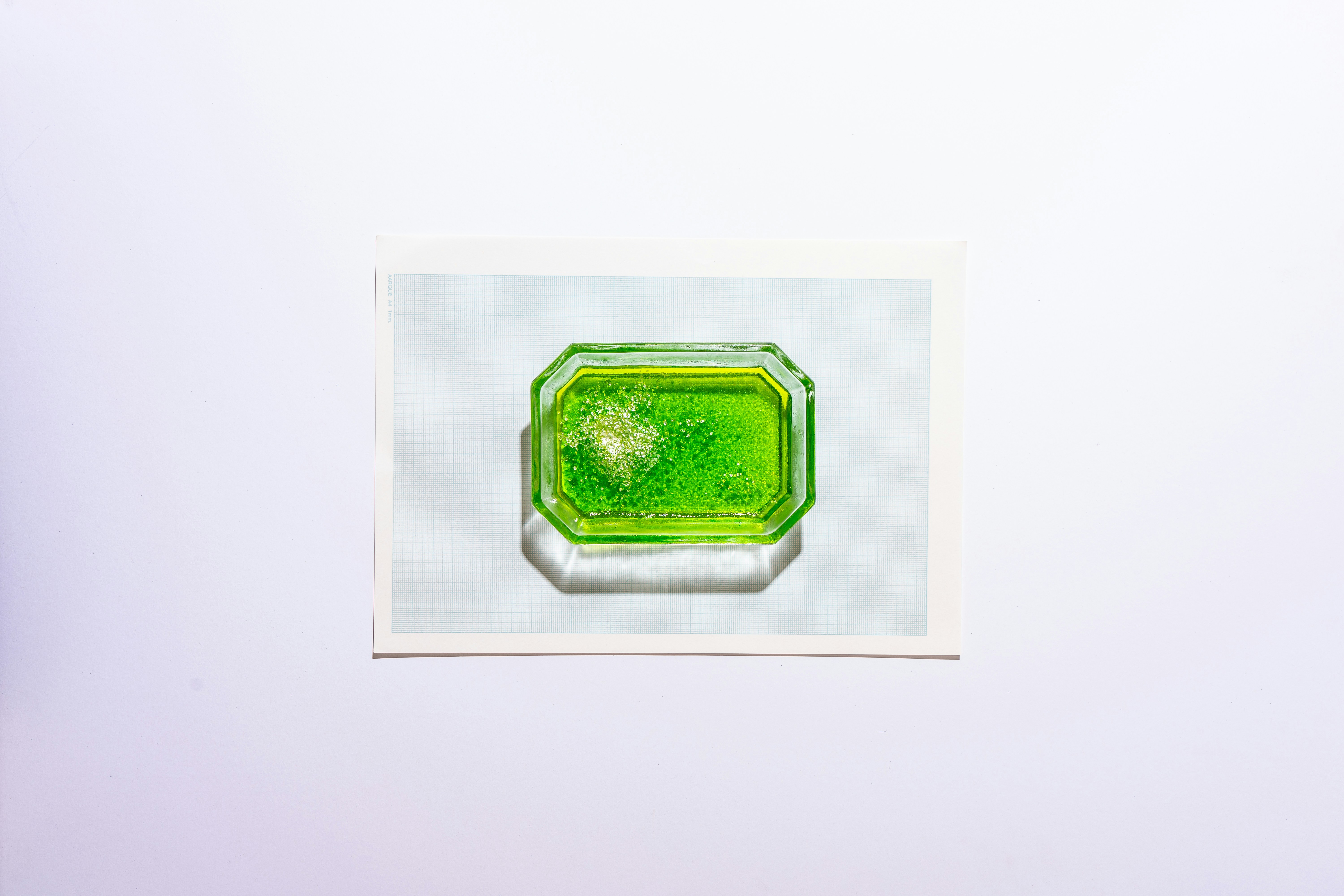 récipient en verre vert et blanc