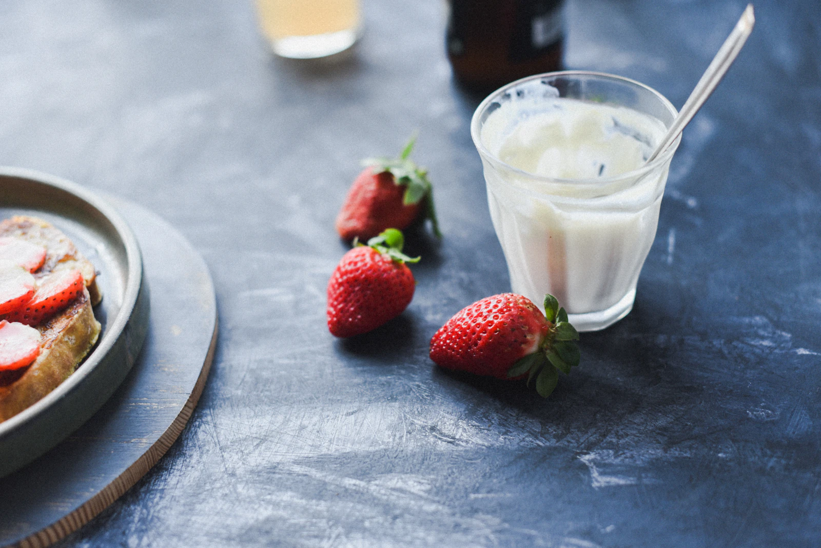 Pain perdu doré aux fraises sur une assiette, une façon gourmande d’utiliser le pain rassis