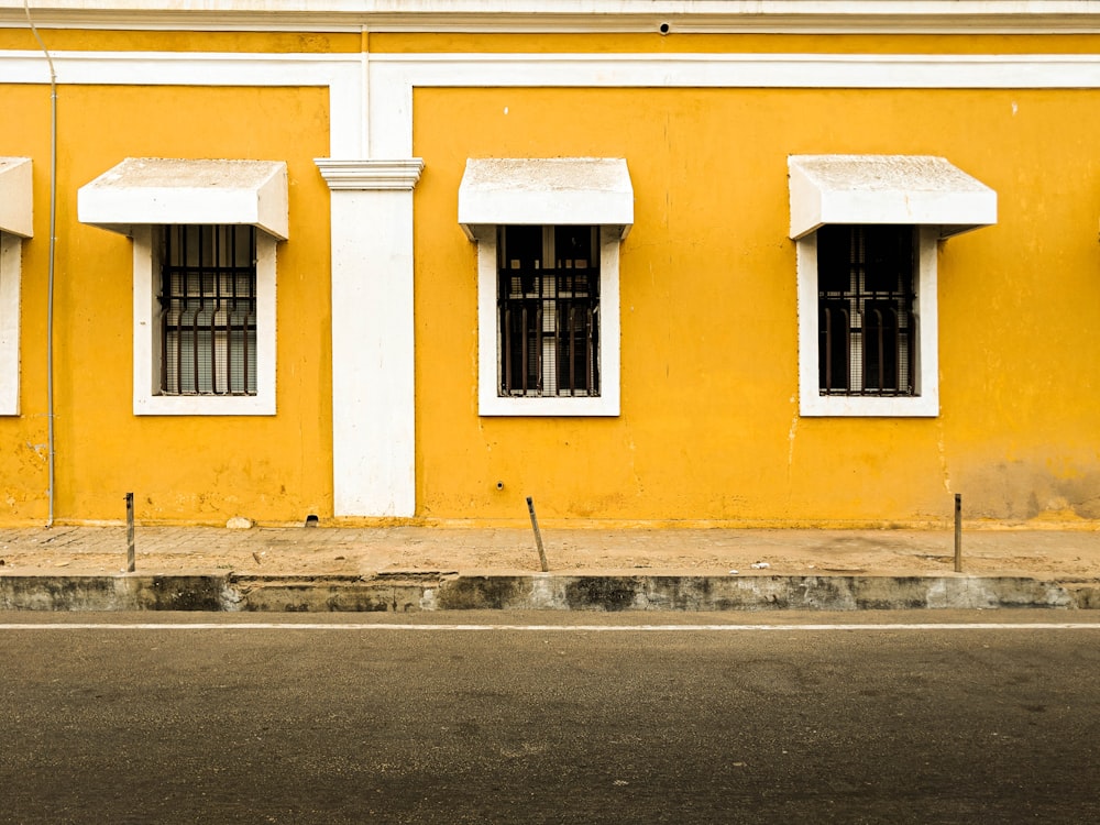 edificio in cemento bianco con finestra