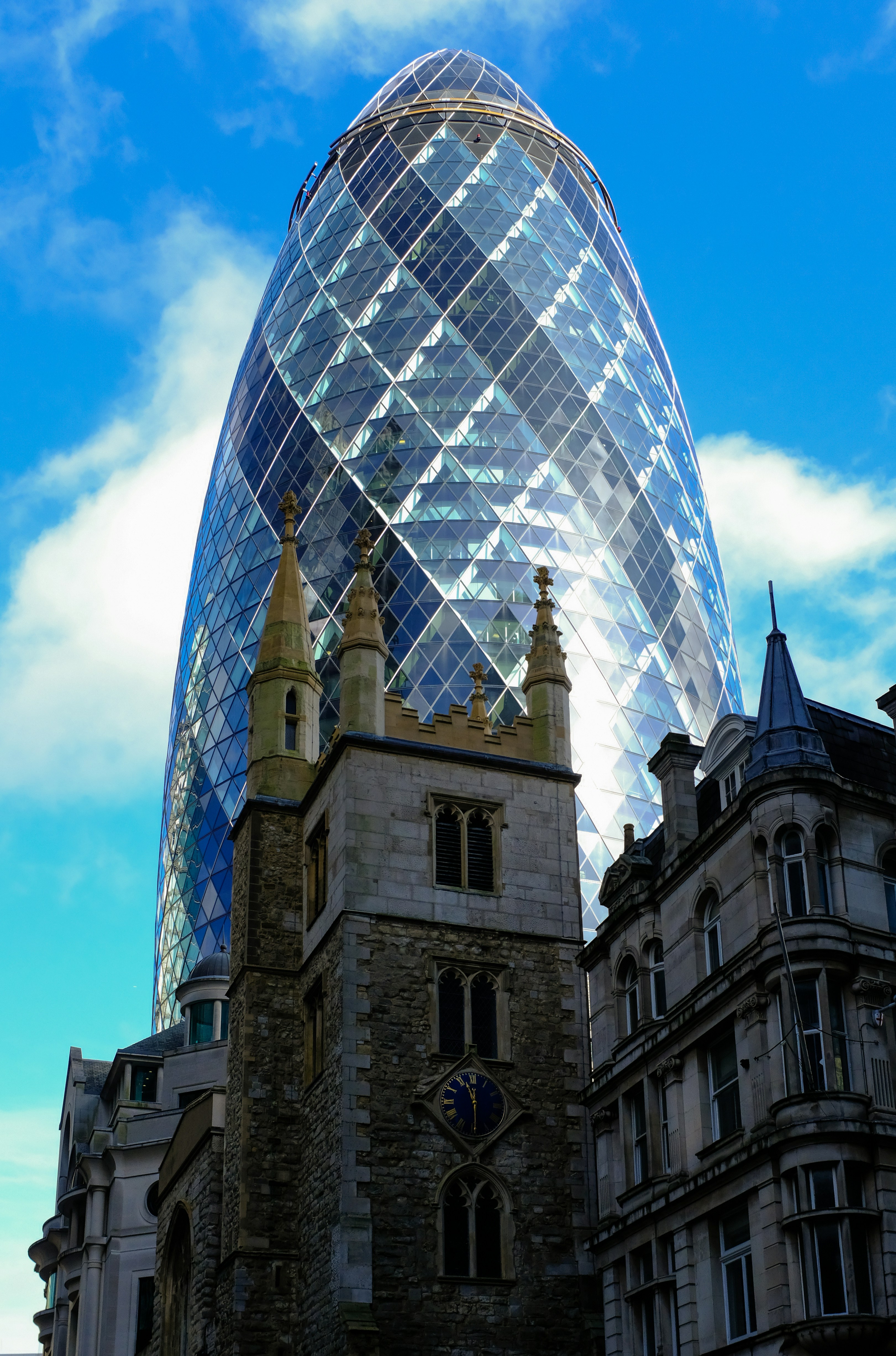 Braunes Betongebäude unter blauem Himmel tagsüber