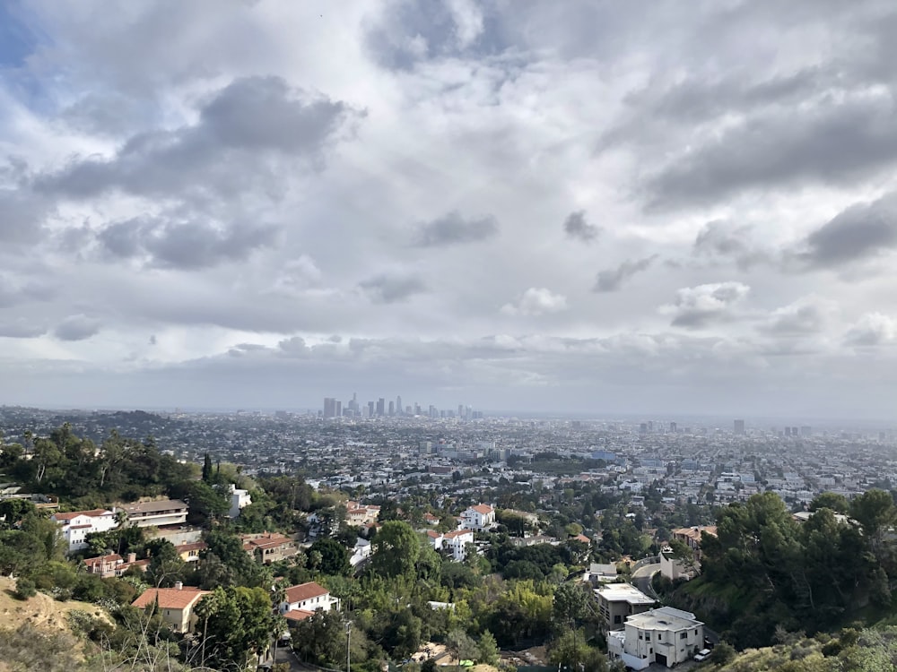 Veduta aerea della città sotto il cielo nuvoloso durante il giorno