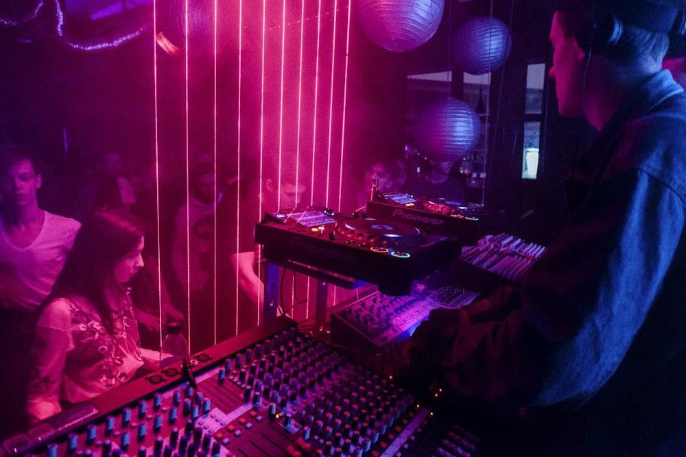 Un DJ mezclando música en una habitación oscura