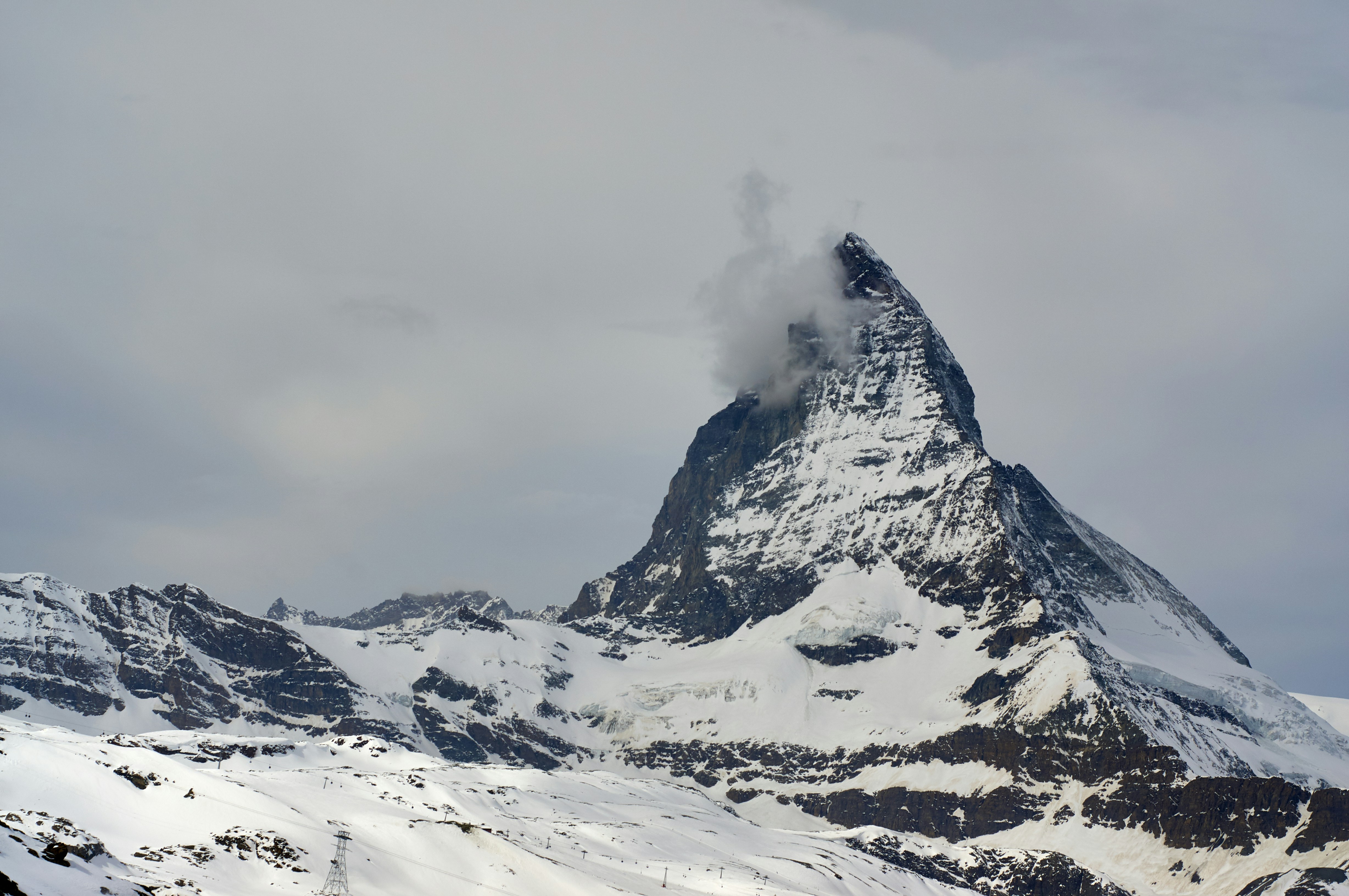 Schneebedeckter Berg tagsüber unter bewölktem Himmel