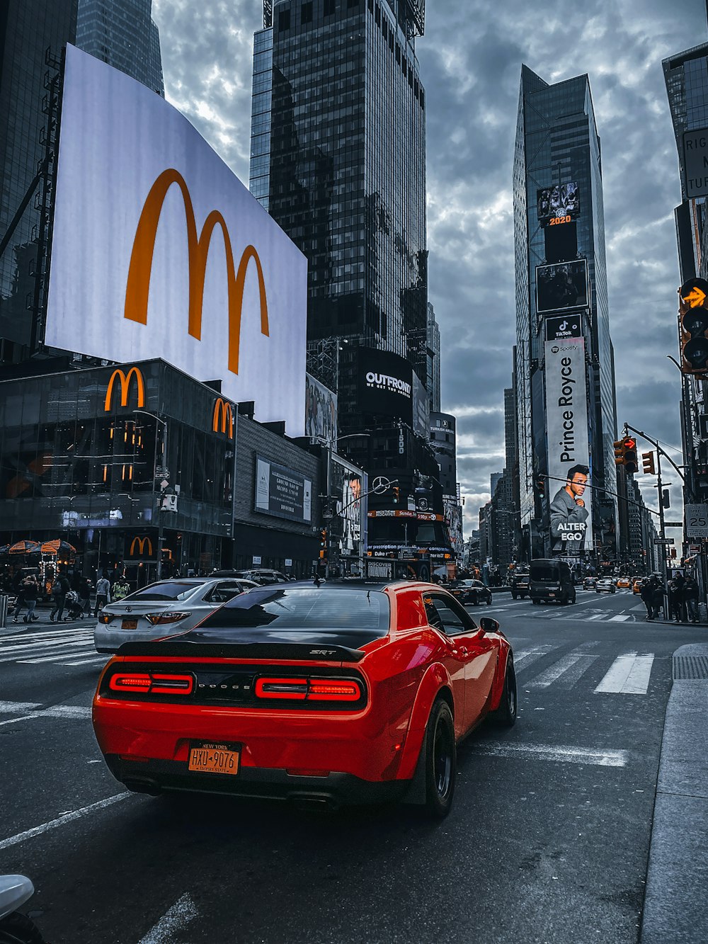 Ferrari 458 Italia rojo en la carretera cerca de los edificios de la ciudad durante el día