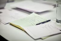 Femme entrepreneuse emballant ses produits artisanaux avec soin