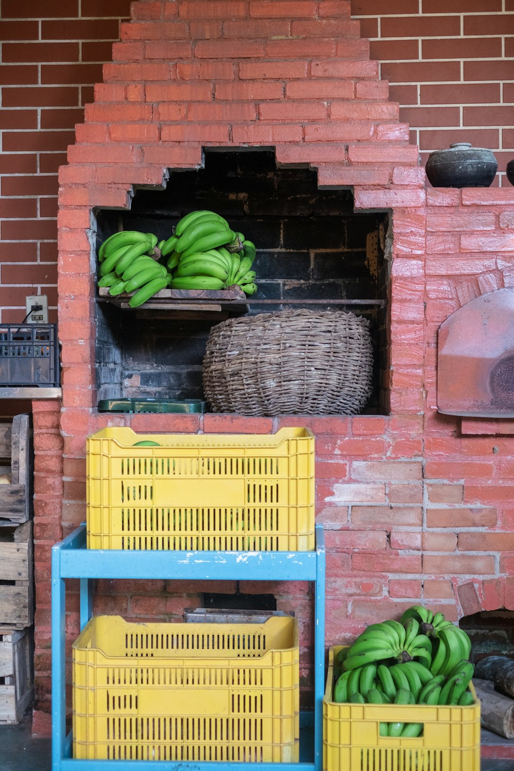 Banane verte sur caisse en plastique jaune