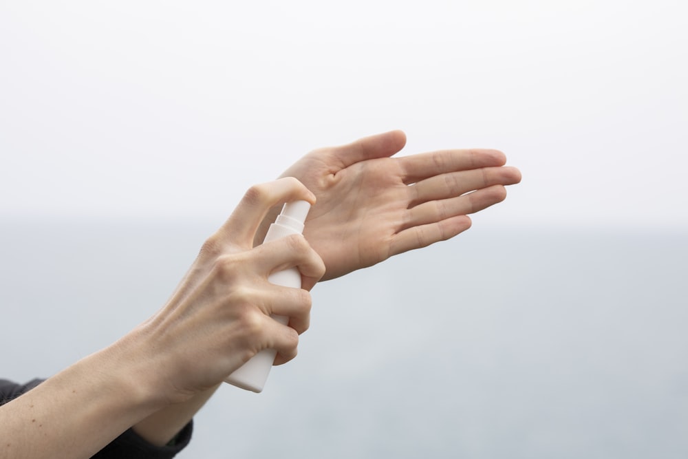 Persona haciendo señas con las manos durante el día