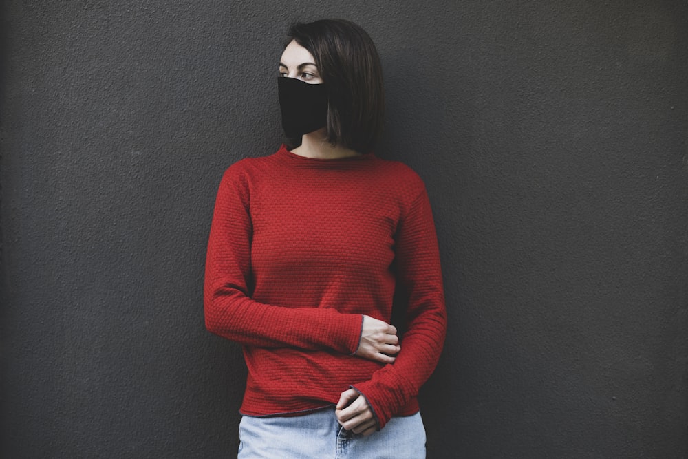 femme en pull rouge et jean bleu