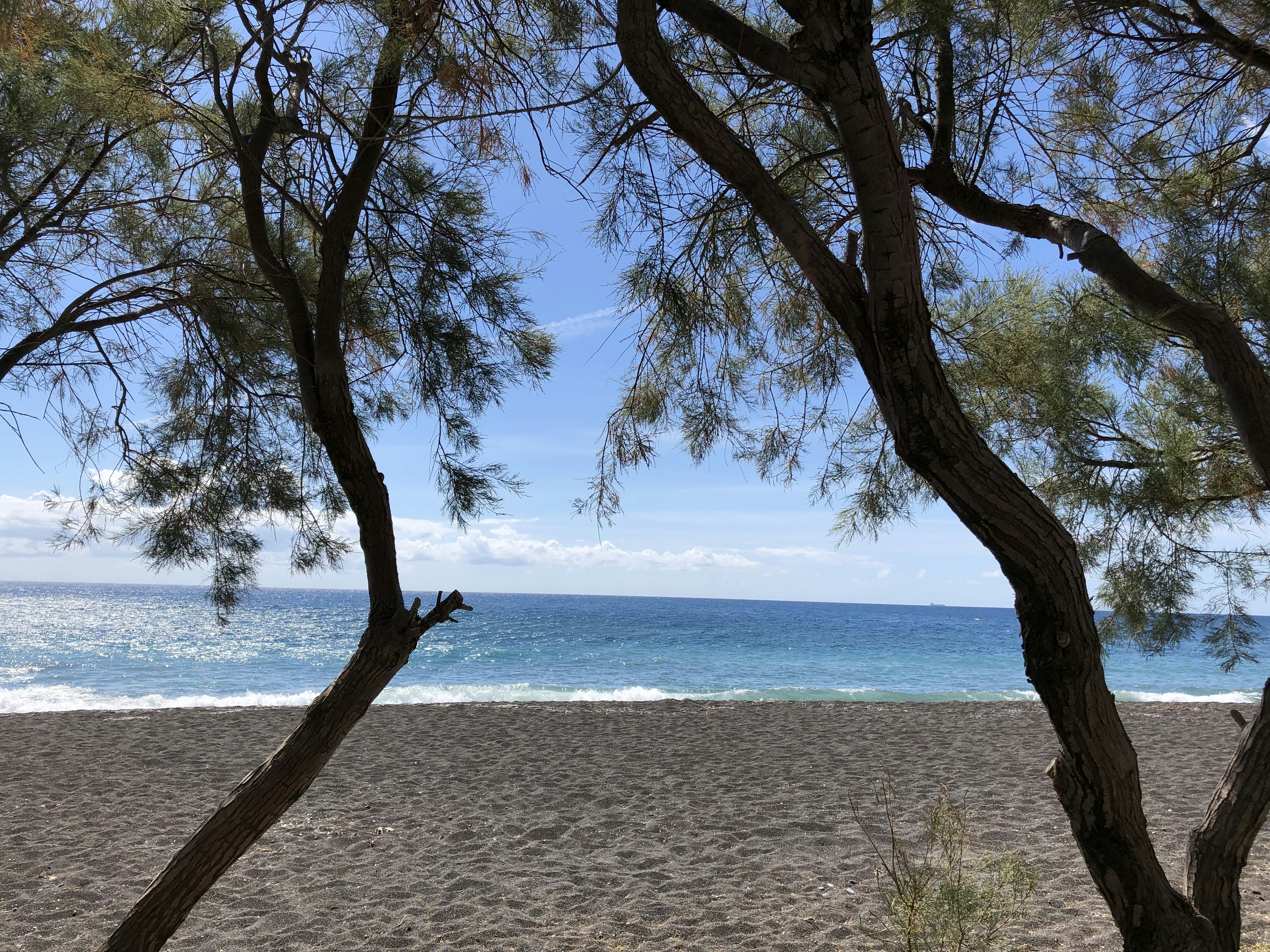 Plongez dans l'Oasis de la Plage de Perissa sur l'Île de Santorin