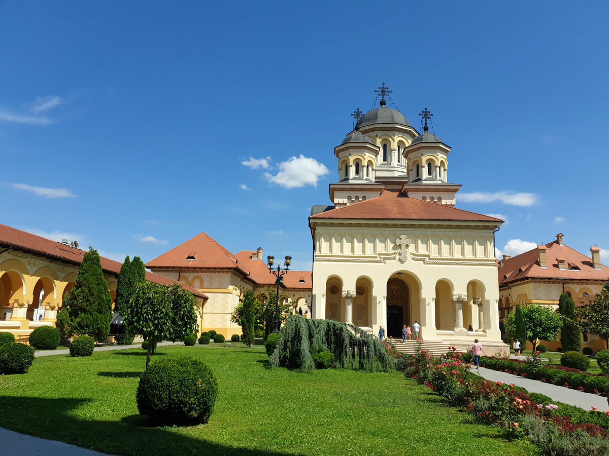 Cazare în Alba Iulia: Catedrala Încoronării și grădinile din Cetatea Alba Carolina
