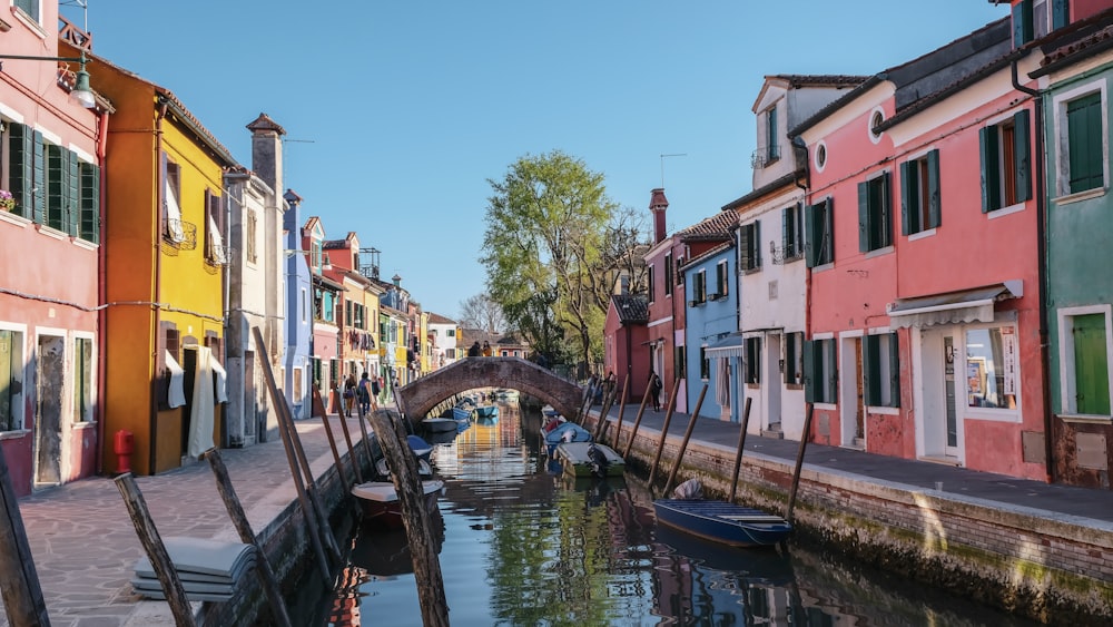 barca sul fiume tra le case durante il giorno