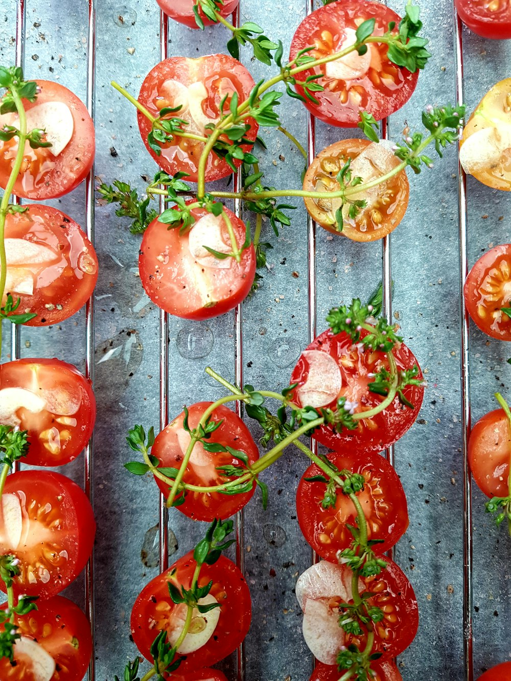 Tomates rojos en bandeja de acero inoxidable