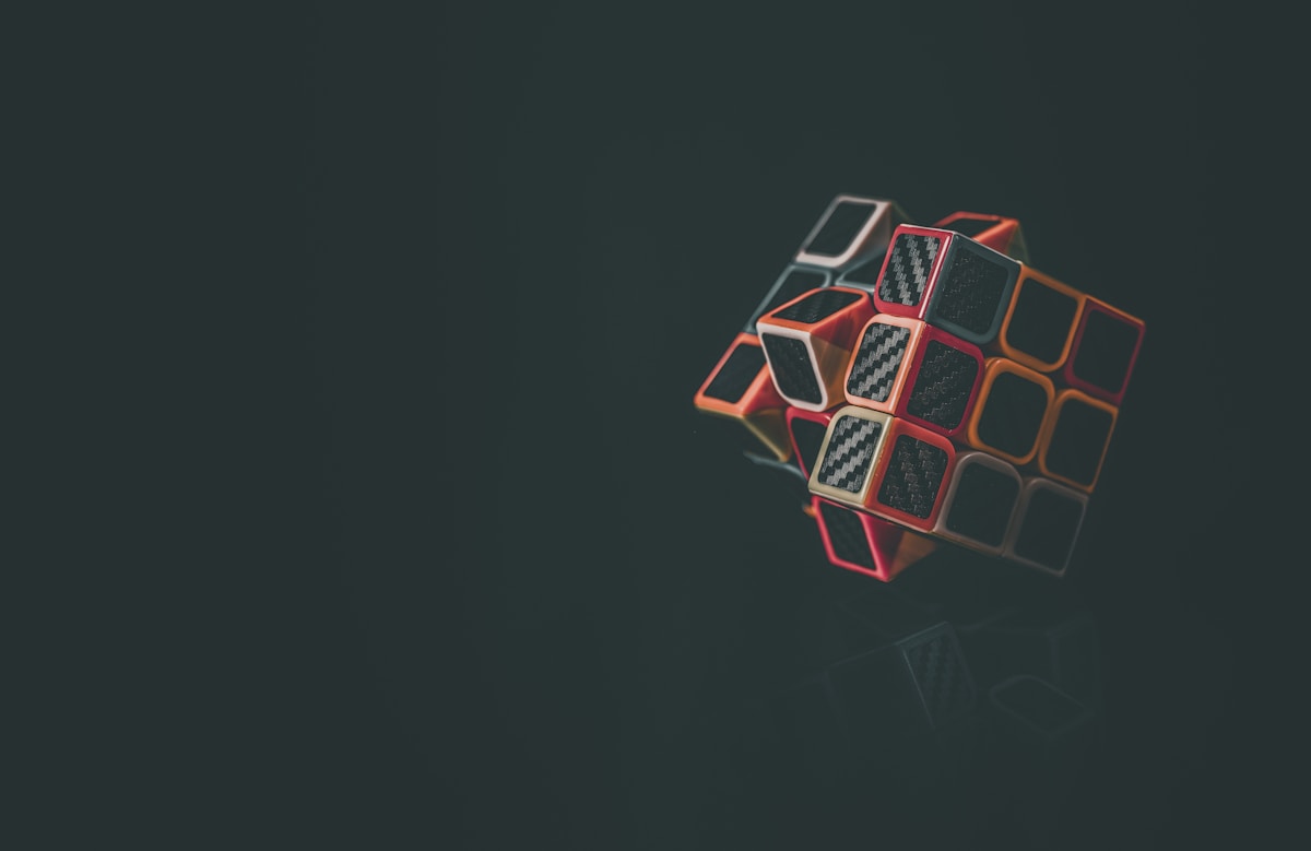 Imagem de um cubo mágico flutuando em um fundo escuro.