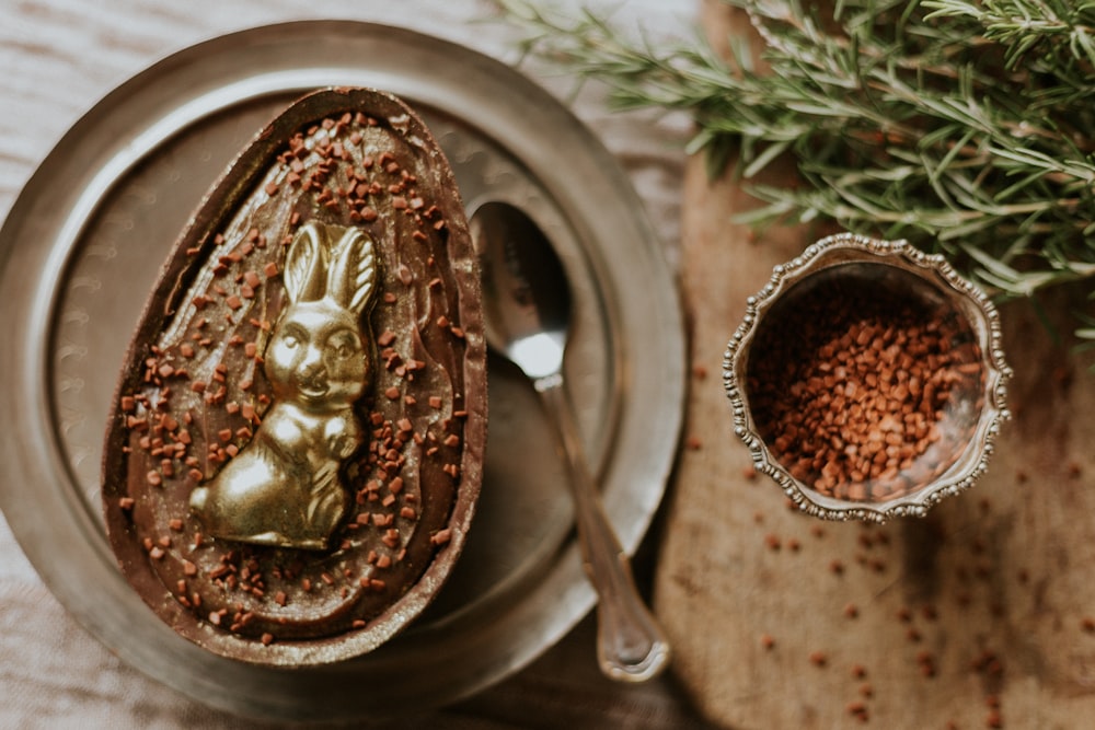 brauner und weißer Kuchen auf braunem Holztablett