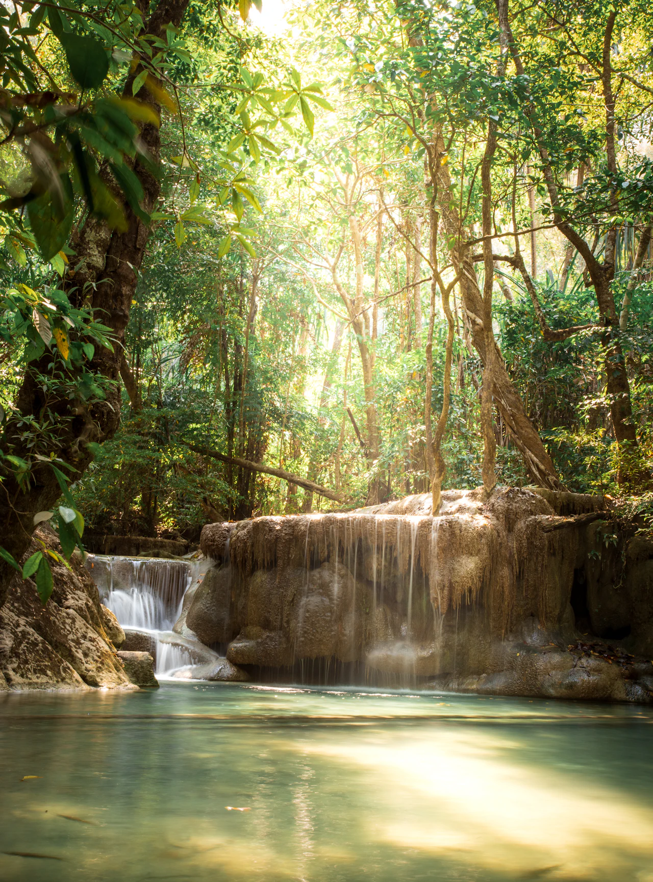 Piscinas de color turquesa y bosque en las cataratas Erawan en Tailandia